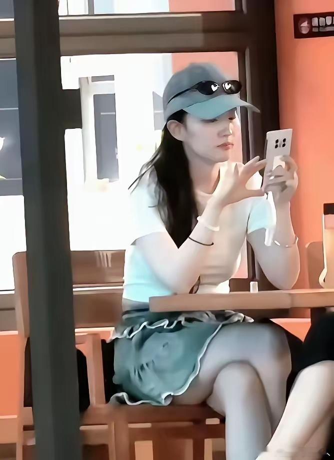 谁能看出来刘亦菲手里这款手机是什么牌子？ 
