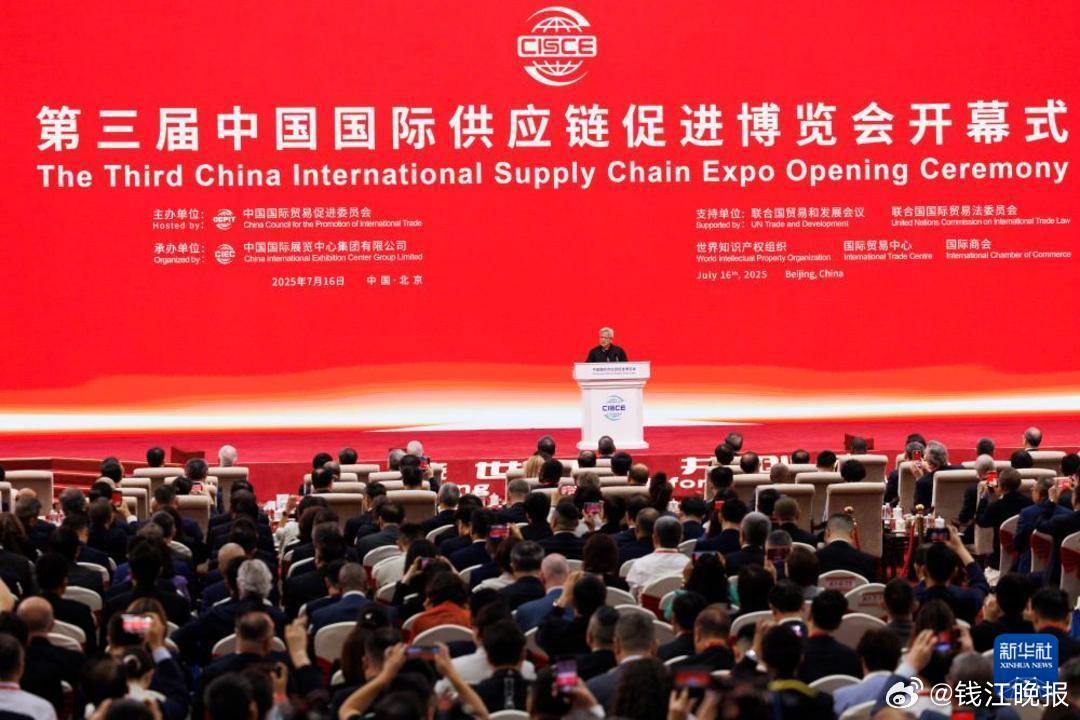 #黄仁勋脱下皮衣换唐装折射了什么#【脱下皮衣换唐装，黄仁勋“变装秀”折射了什么】