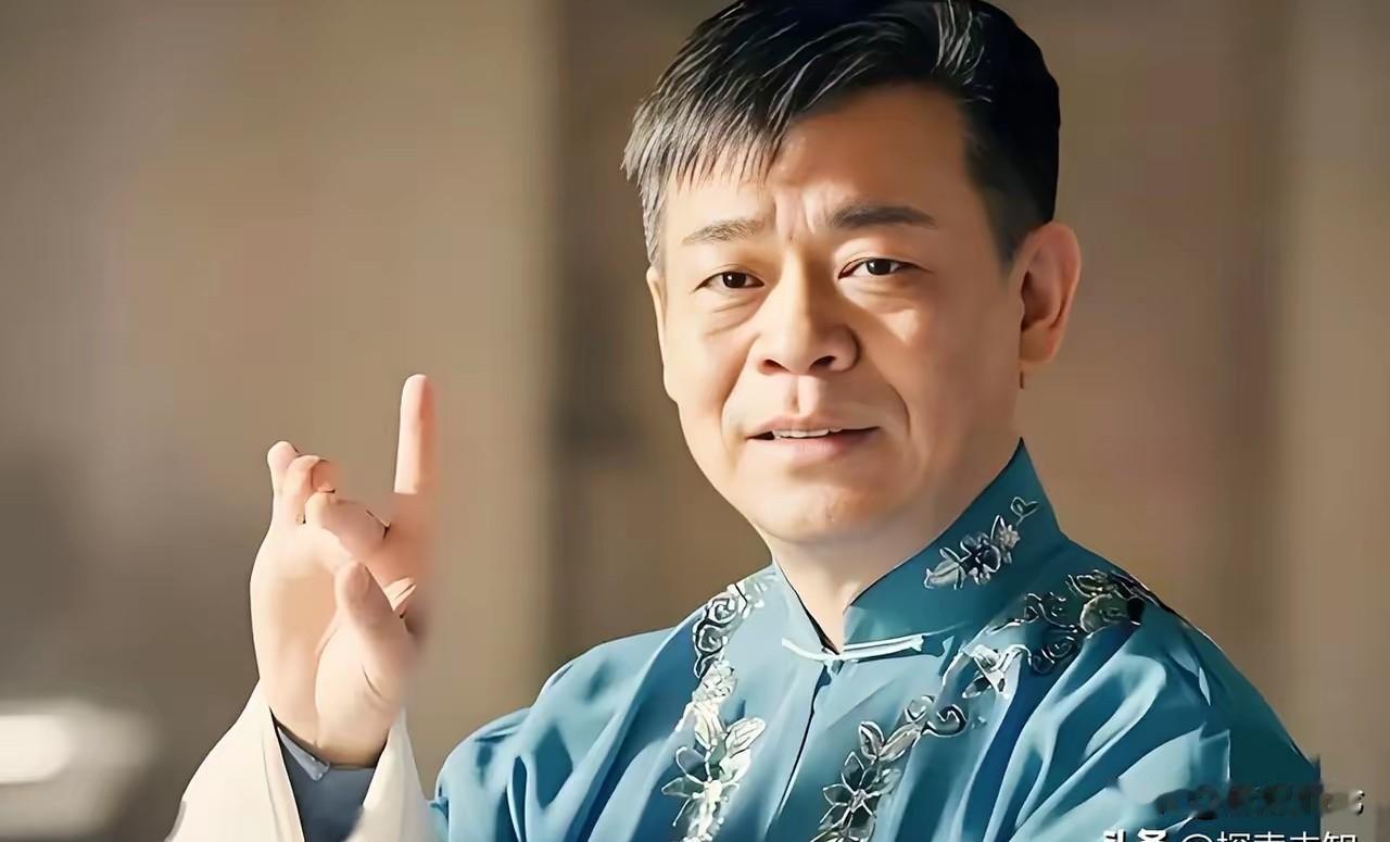 他是朝华夕拾杯中酒《中华民谣》的演唱者，也是《扫黑风暴》中懦弱事故的胡所长，一身