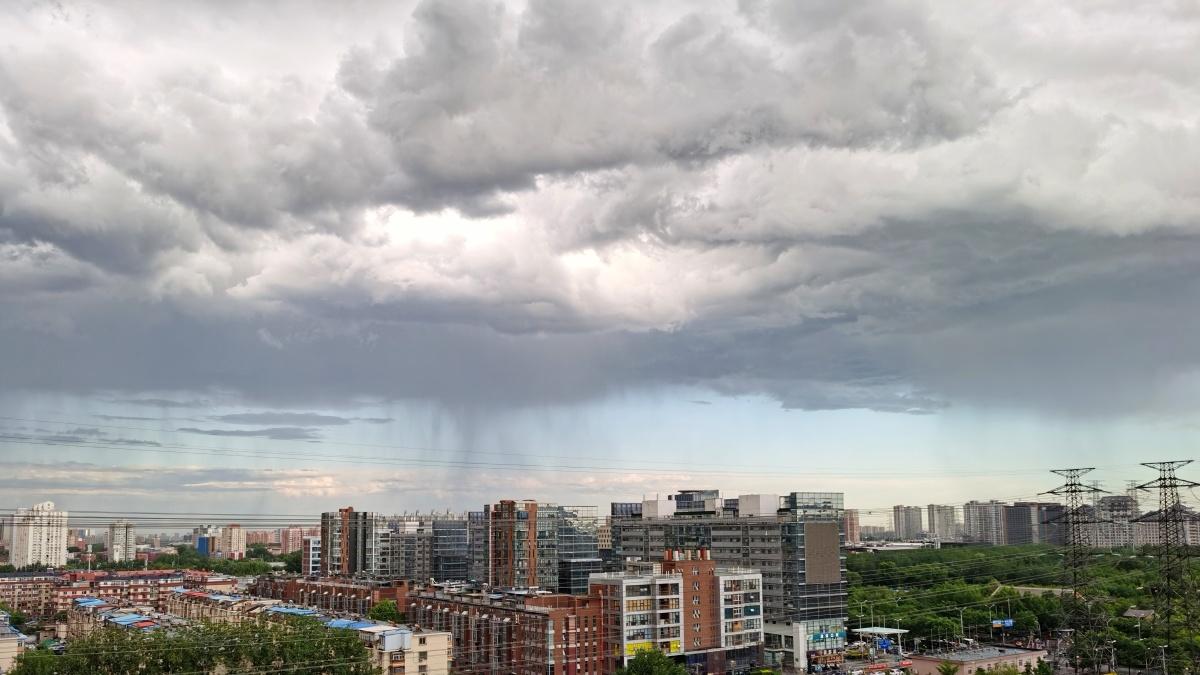 暴雨
乌云压顶遮天光，
倾盆大水泼街坊。
马路积水成池塘，
行车好似渡船忙。
出