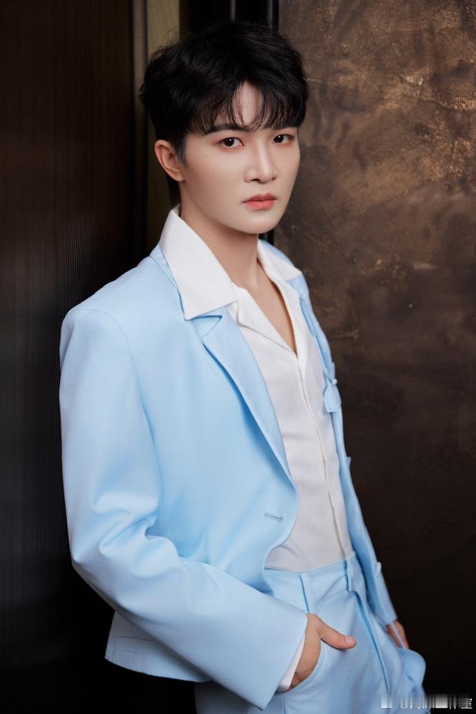 周深跨年主理人 周深开启跨年狂欢模式啦！腾讯音乐榜荣誉夜先来一波惊喜，后面央视、