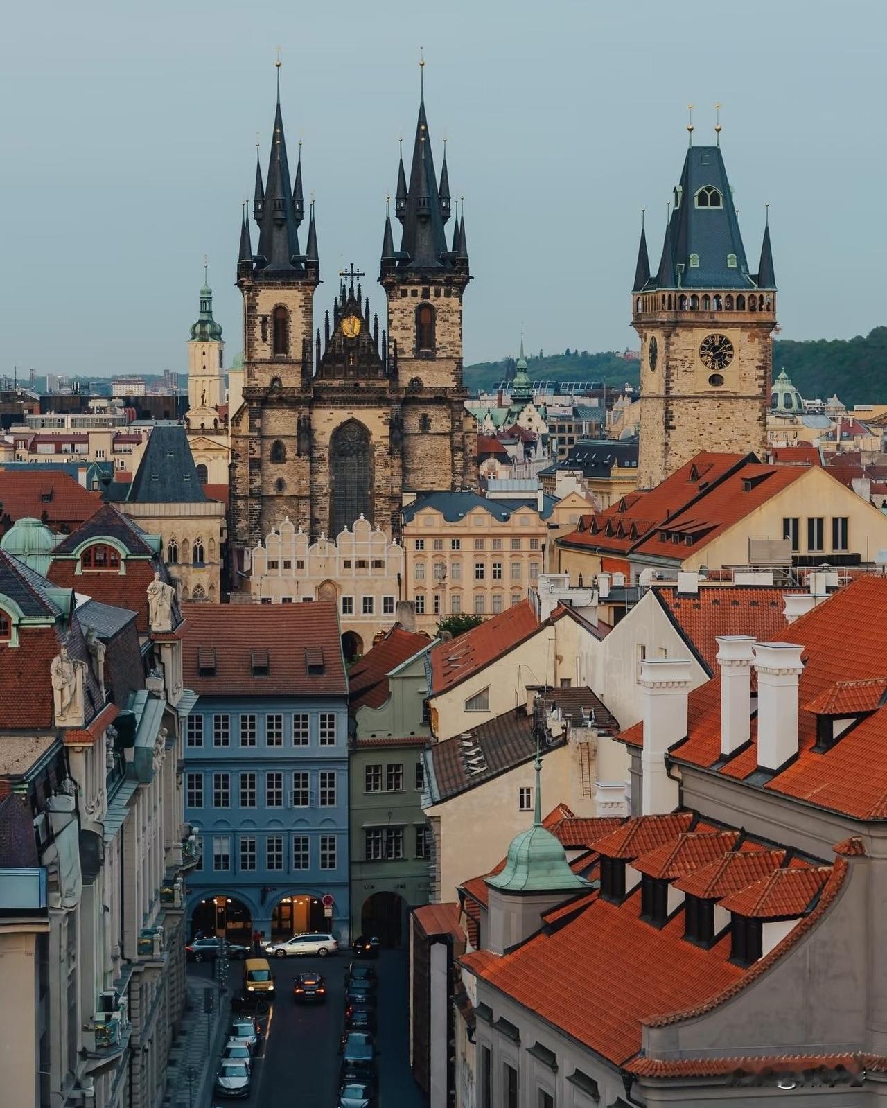 捷克布拉格。什么叫世界文化遗产，这红红的一片片屋顶，那一个个的塔尖，就告诉世人，