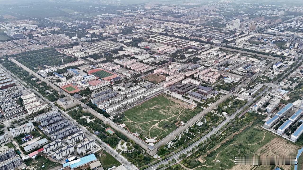 六百年的风沙与烽火，将它锻造成了一部镌刻在黄土之上的边塞史诗，这座被长城环抱的古
