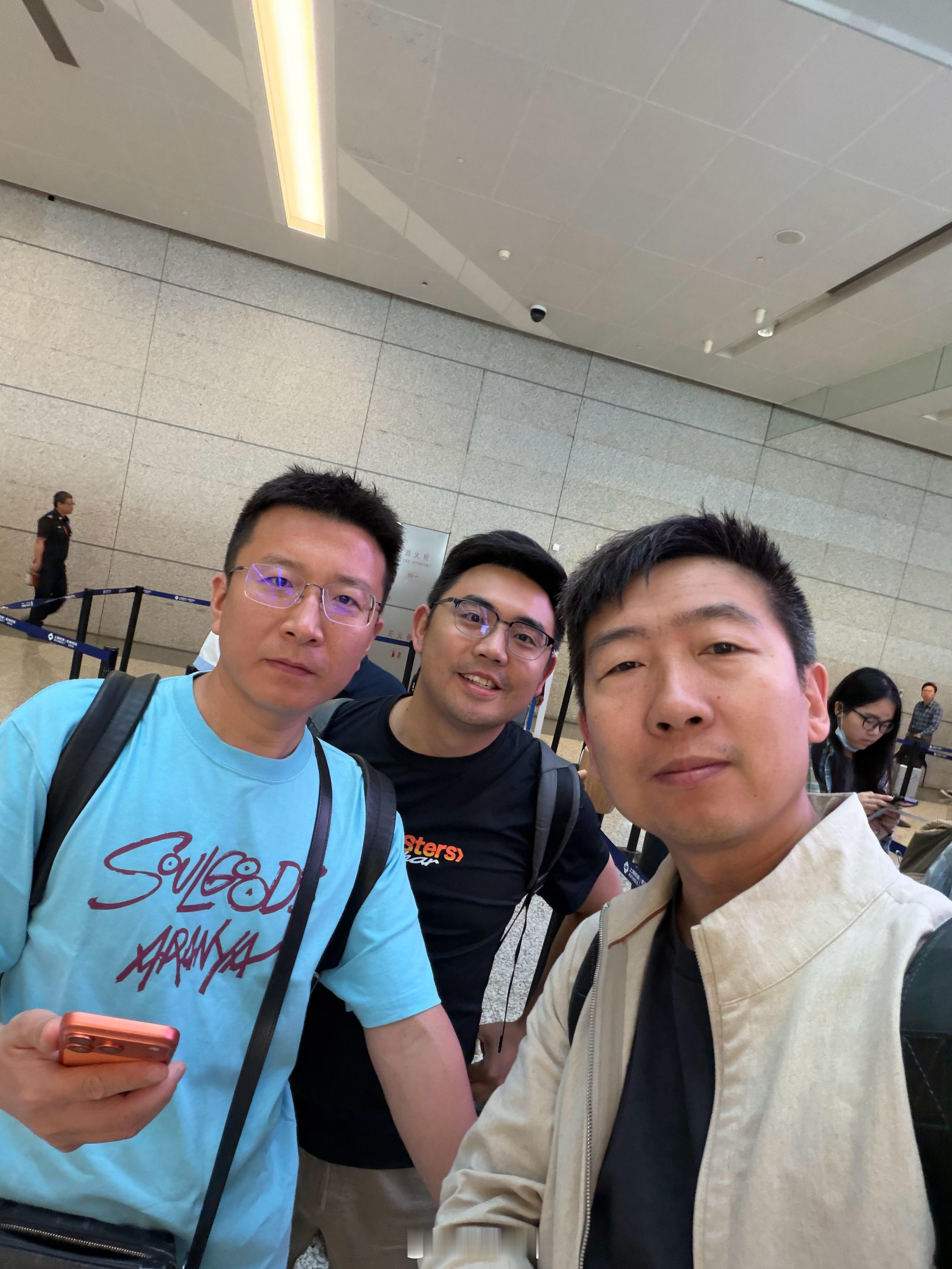 回家了，刘亦菲和智界V9在虹桥机场送我们