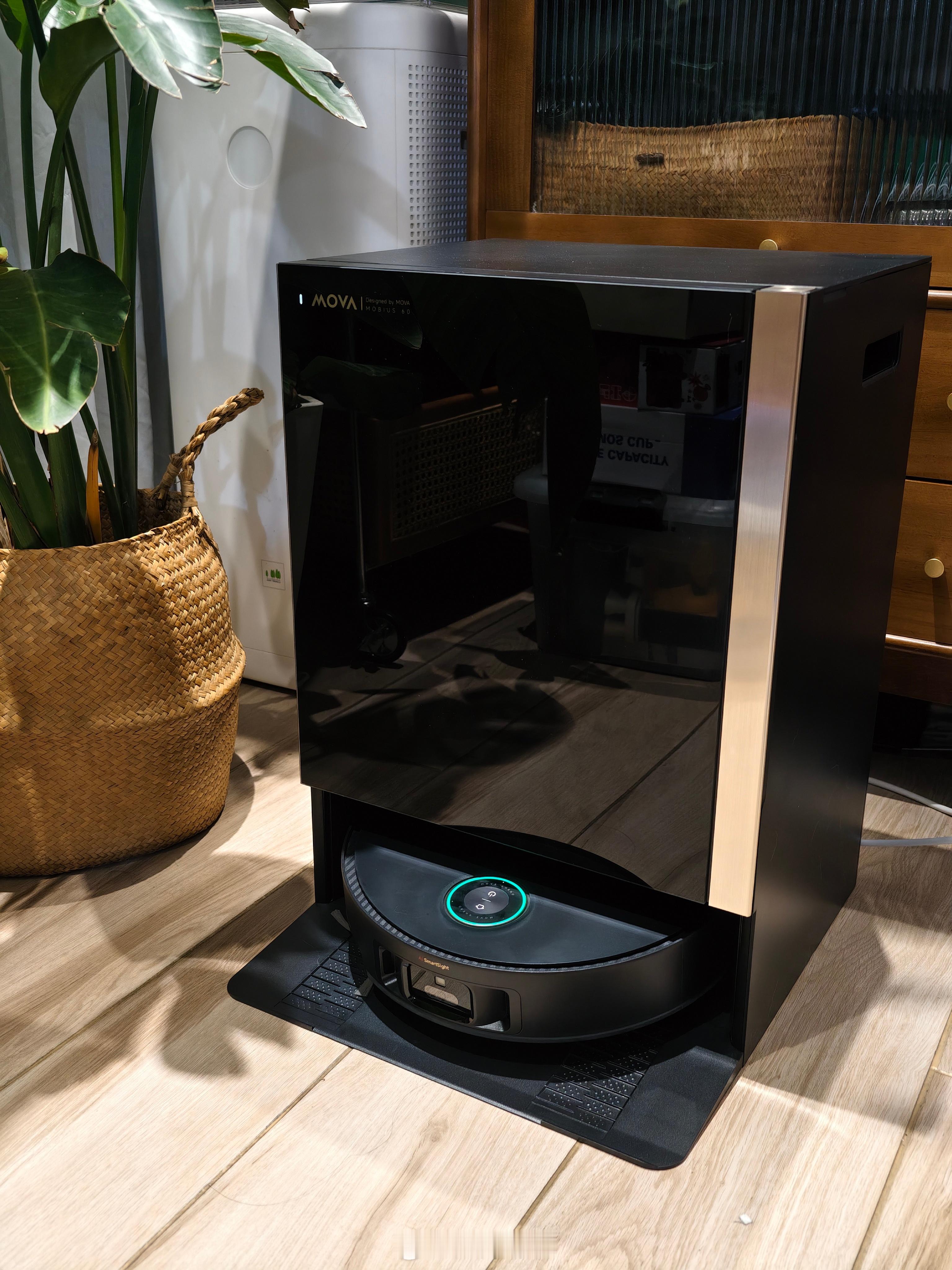 家里来了一个MOVA V60 Mobius扫拖机器人，可以根据场景和地面自动换拖