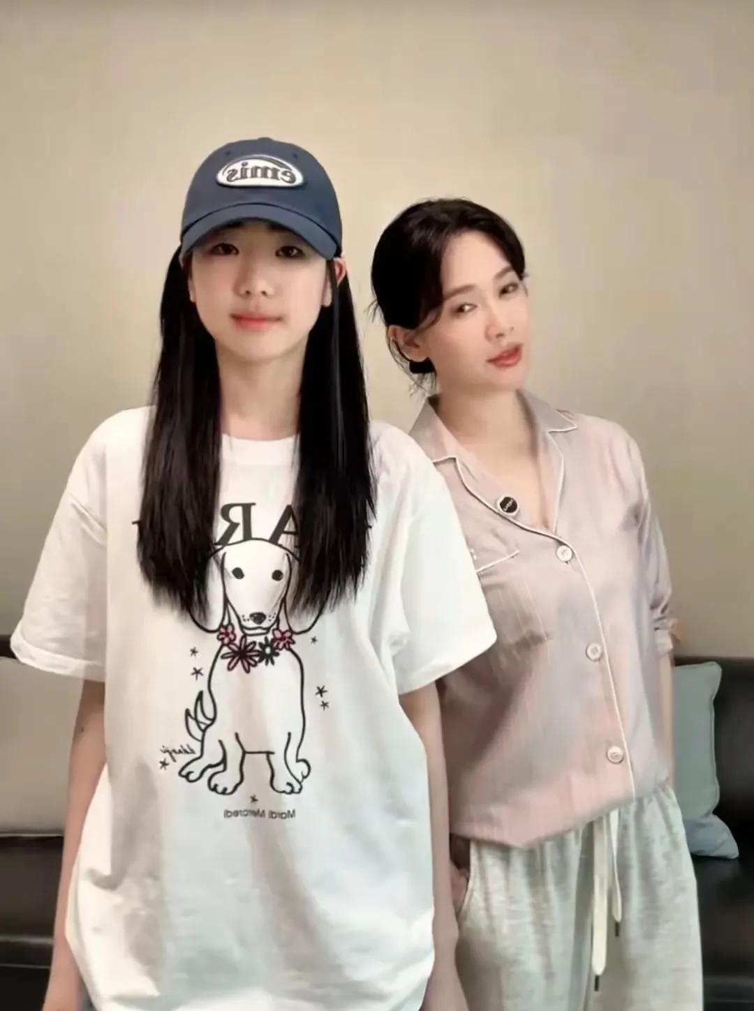 左小青一直以来都是娱乐圈公认的气质美女，颜值出众，韵味独特。

当她和女儿站在一