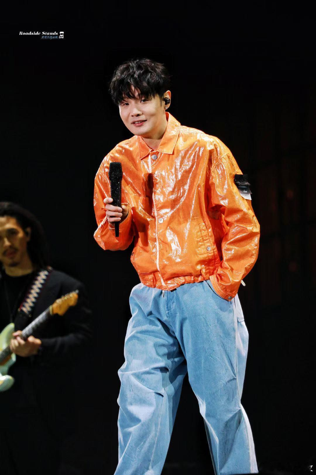 乌梅子酱一半跟李荣浩一半单飞  李荣浩跨年演唱会再唱乌梅子酱，全场一起摇摆！乌梅