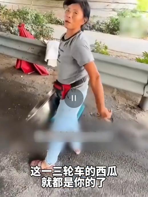 看哭了！7月9日经视直播报道，河南，一男子在天桥下看瓜农站了半天一个瓜都没卖出去