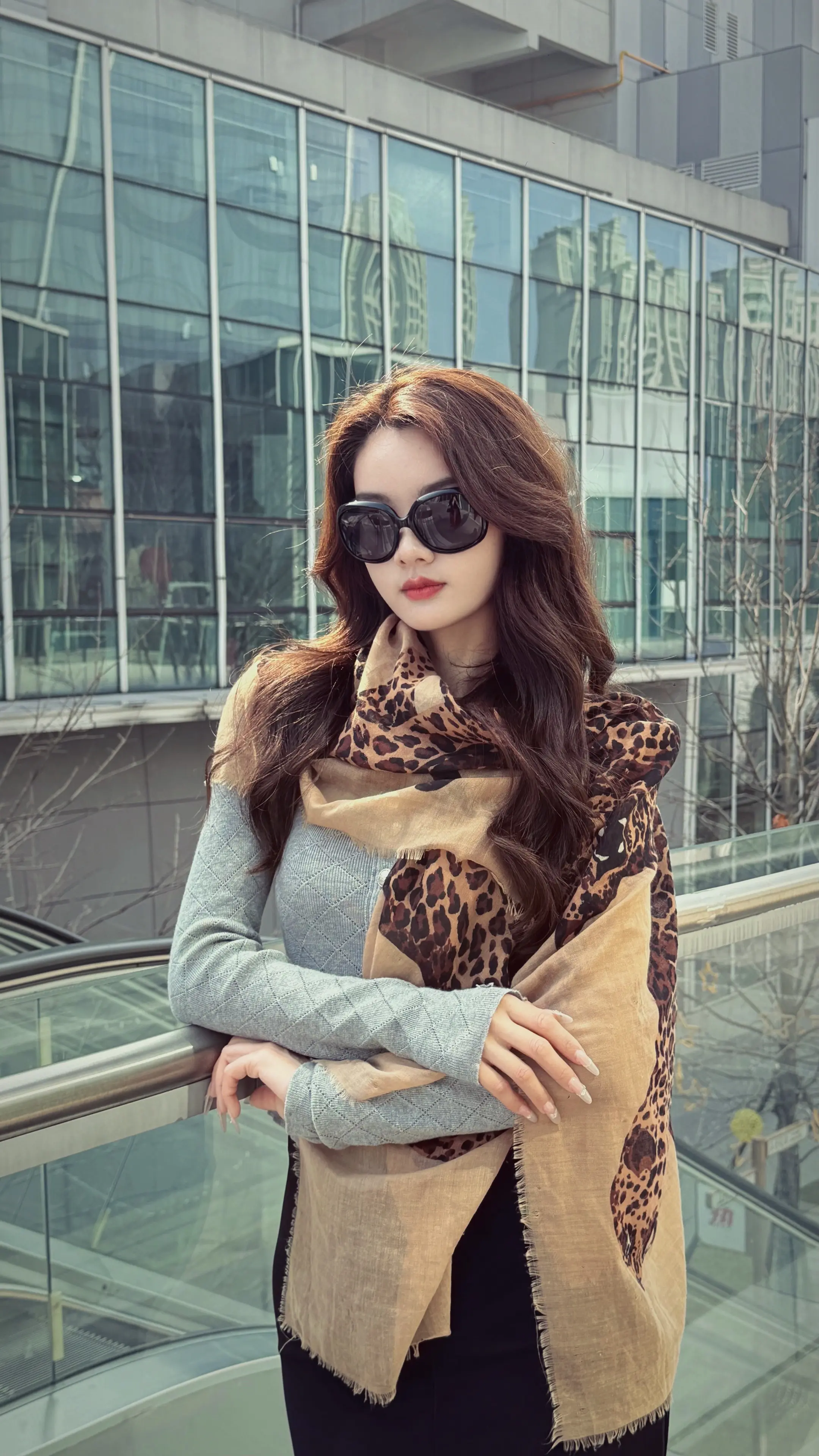 我只爱买衣服和照片 我不会打牌也不打游戏 不爱社社交 买衣服能让我开心...