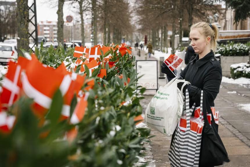 【美国驻哥本哈根大使馆移除纪念阵亡丹麦士兵的旗帜，激怒了退伍老兵】（CNN）美国