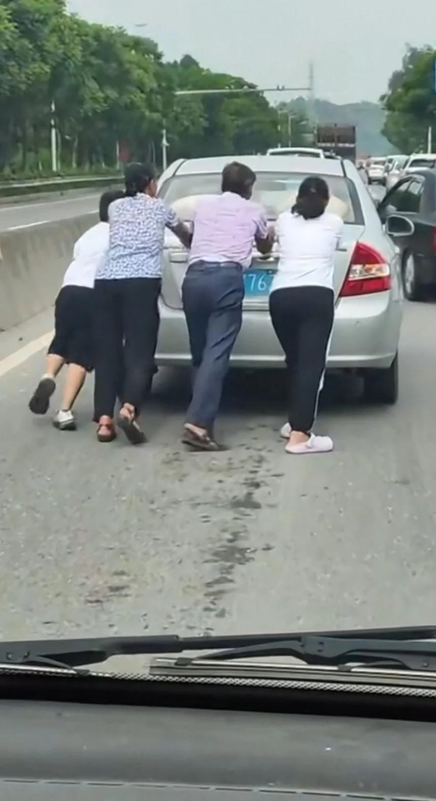 幸亏离加油站只有几十米了，否则这哥们到家不敢想象，老婆一家非得怼懵他！

开车之