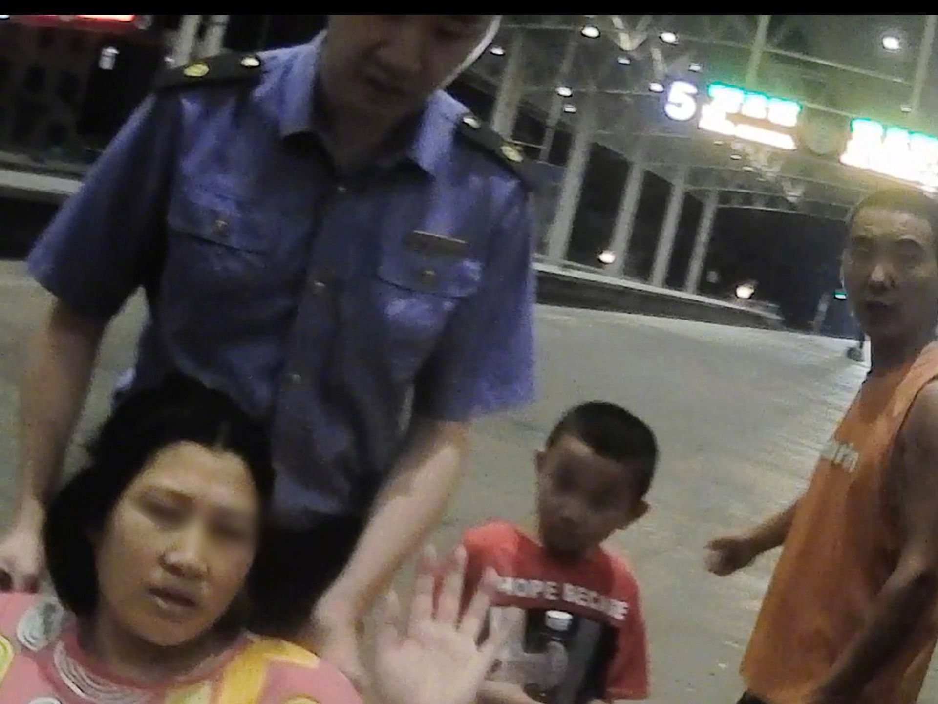 【#孕妇凌晨临盆火车站紧急生命接力#】7月25日凌晨2:50，蚌埠站客运值班员接