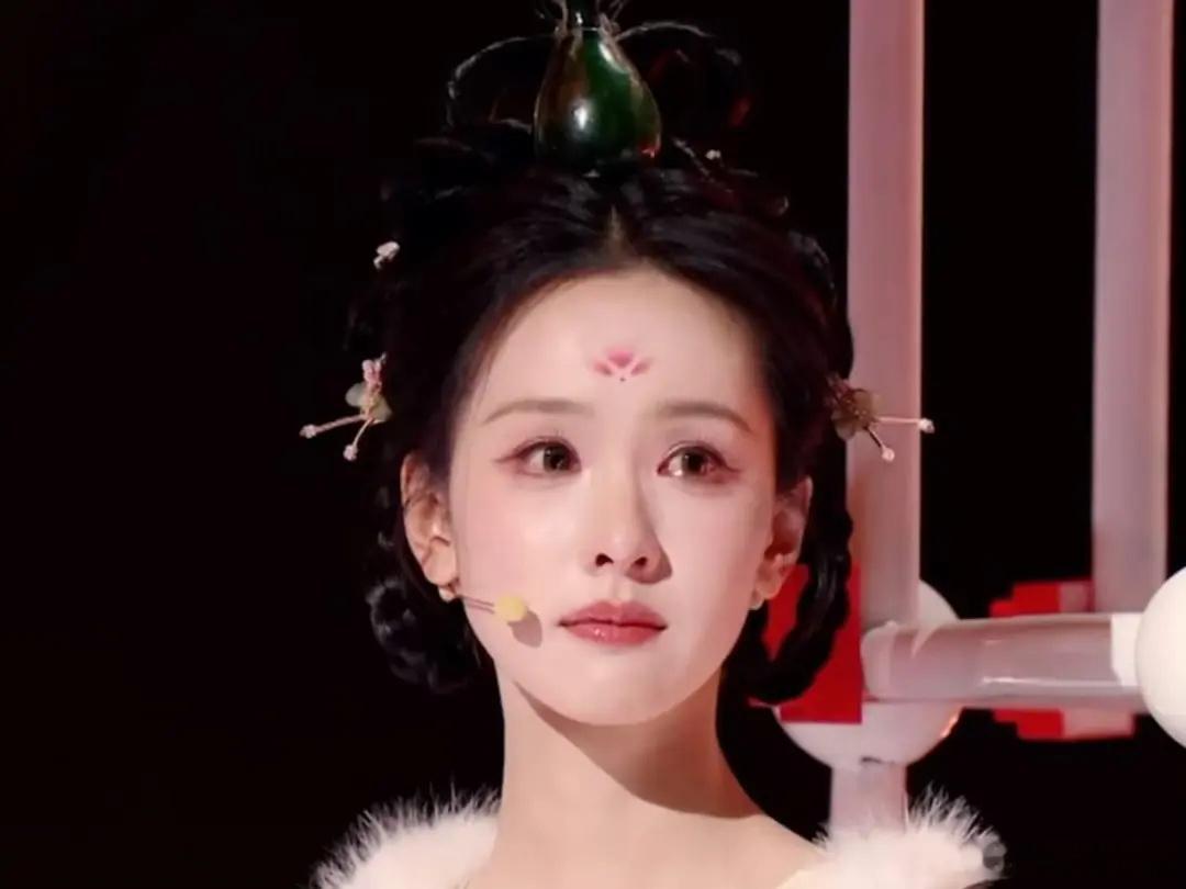 陈都灵晚会状态咋样？？感觉今天是萌萌兔，真可爱 