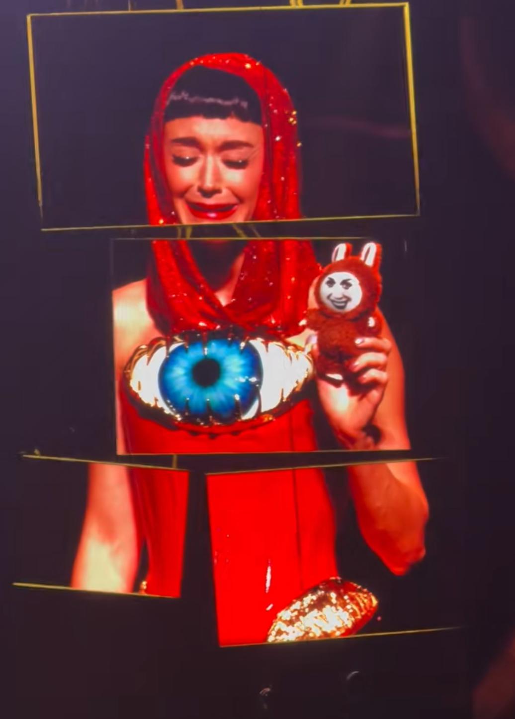 水果姐 Katy Perry 演唱会跟果图玩偶“laguoguo”合影，这是一款