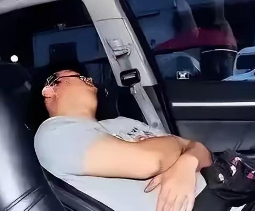 “冤不冤？”四川成都，一男子酒后躺在别人的车上睡觉，在被民警叫醒、跟着民警下车后