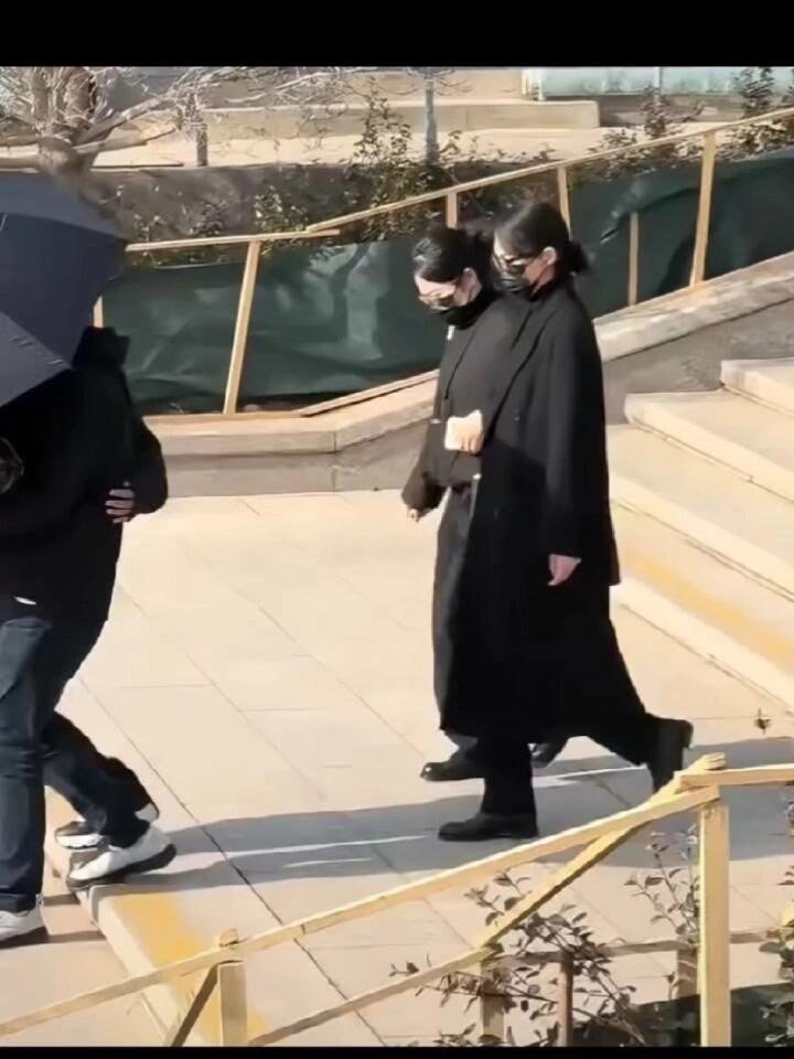 唐嫣参加公公罗晋父亲追悼会，罗晋用手指一指，唐嫣立马抬头看过去，身体都是往罗晋身