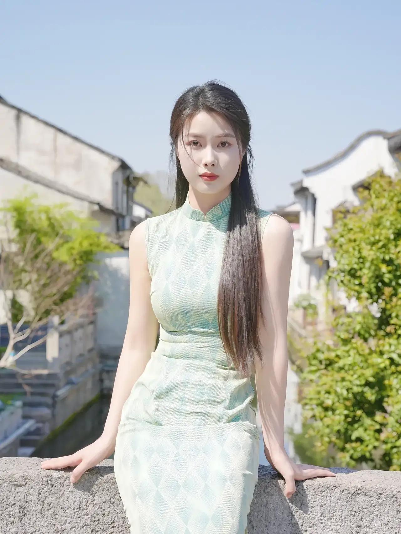 《青瓷里的时光》
她坐在老墙斑驳的影子里，浅青旗袍上的暗纹像雨滴落在宣纸上的痕迹