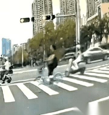 绿灯亮起，一脚油门刚踩下去，魂差点吓飞出天灵盖。
马路正中间，一个骑电动车的大姐