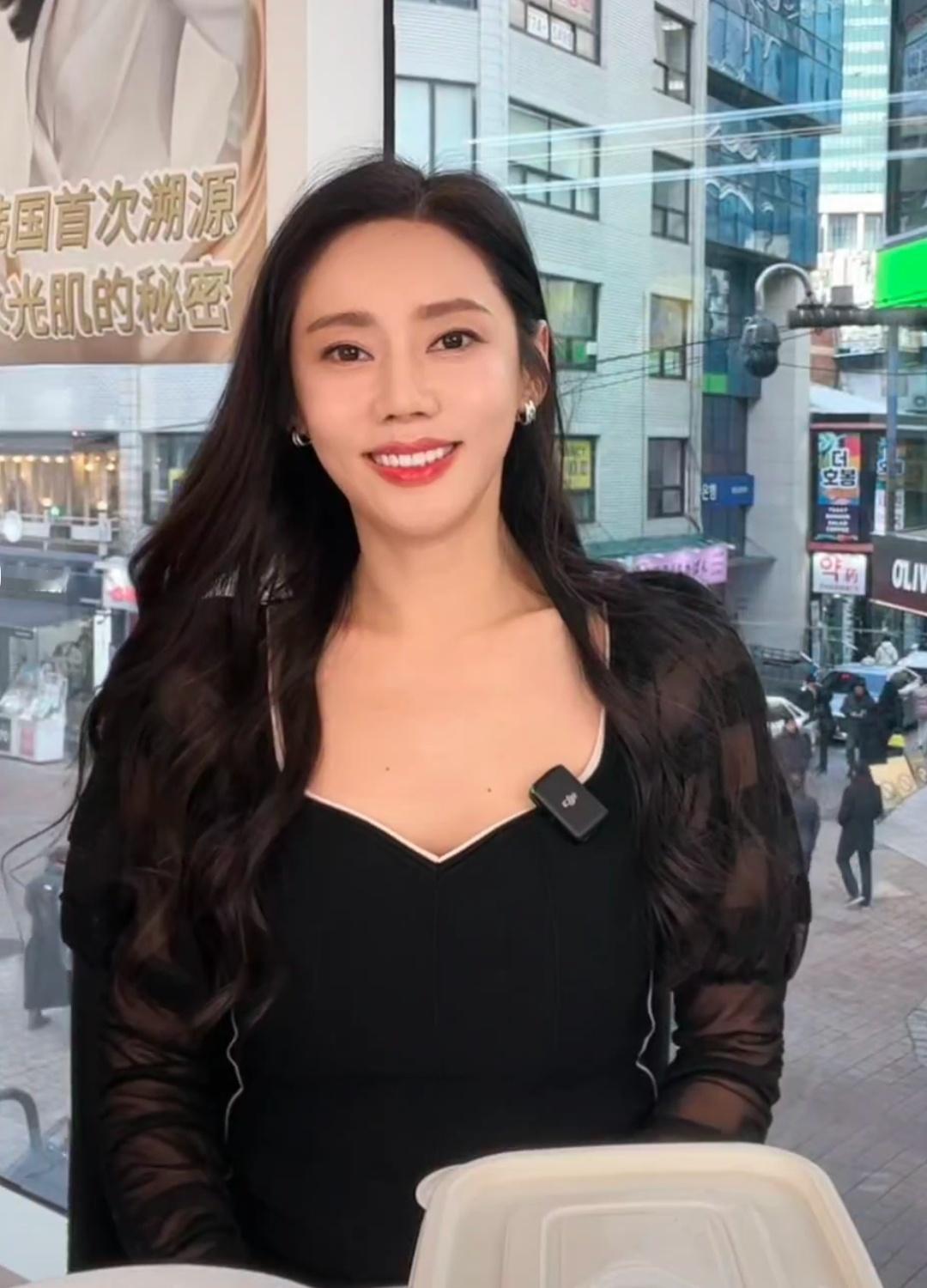 秋瓷炫  ✨ 秋瓷炫水光肌专场直播 241128直播全场见平，请查收来自的美神震