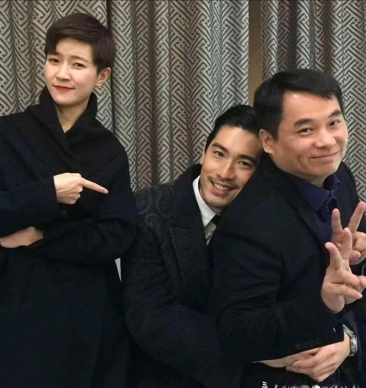 导演凌晨三点打开微博，把“一年可见”关了。
十年了，还有人往这部剧里涌。
豆瓣8