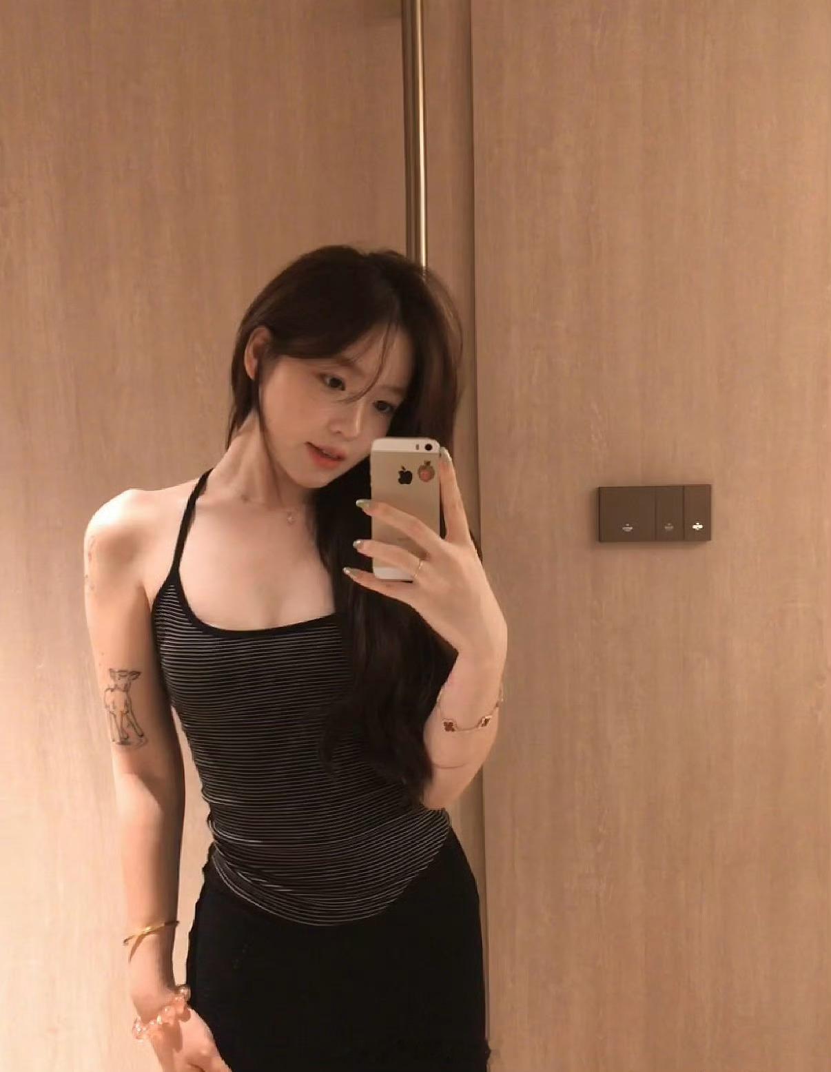 刷到一个好看的小姐姐还在用home键iPhone。 