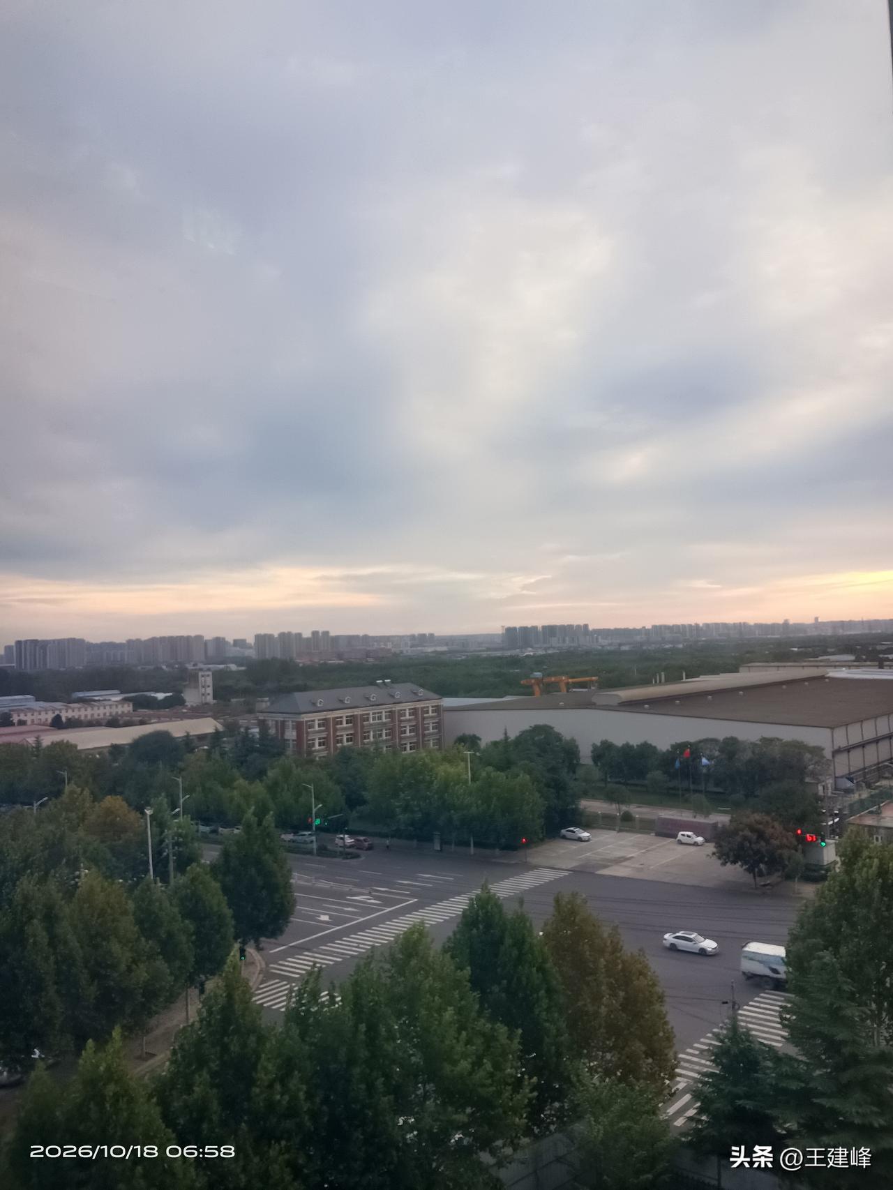 清晨的城市，云慢慢舒展，人间慢慢苏醒🌤
站在高处，看车来人往，平凡的早晨也很治