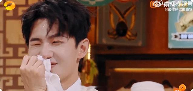 我是观众我同意杨洋多被泼水你好星期六杨洋被泼水那瞬间，直接绝美封神！头发湿贴额头