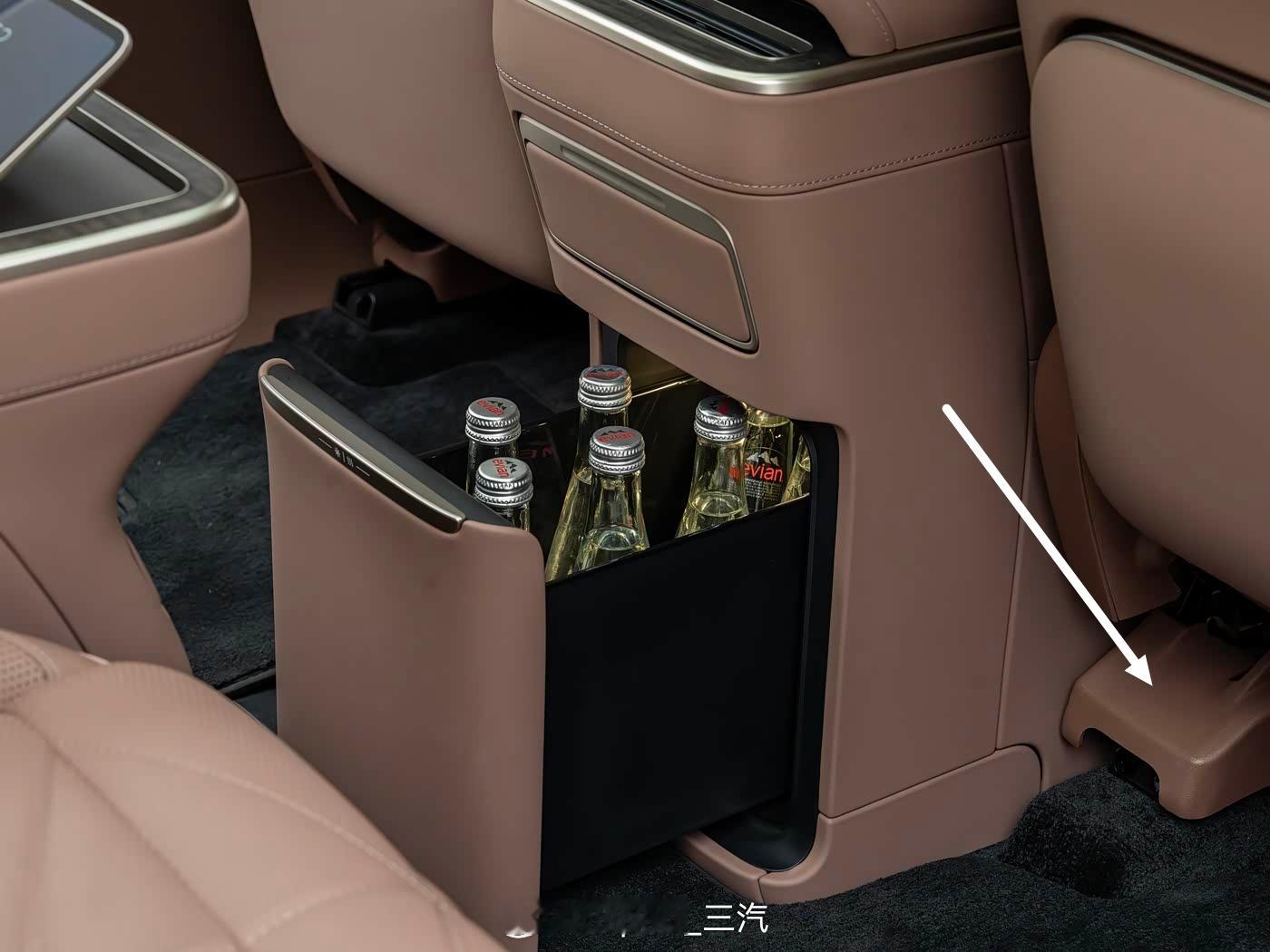 细节 座椅轨道装饰盖这就是细节，看看谁还是裸露着能看见轨道凹槽的 