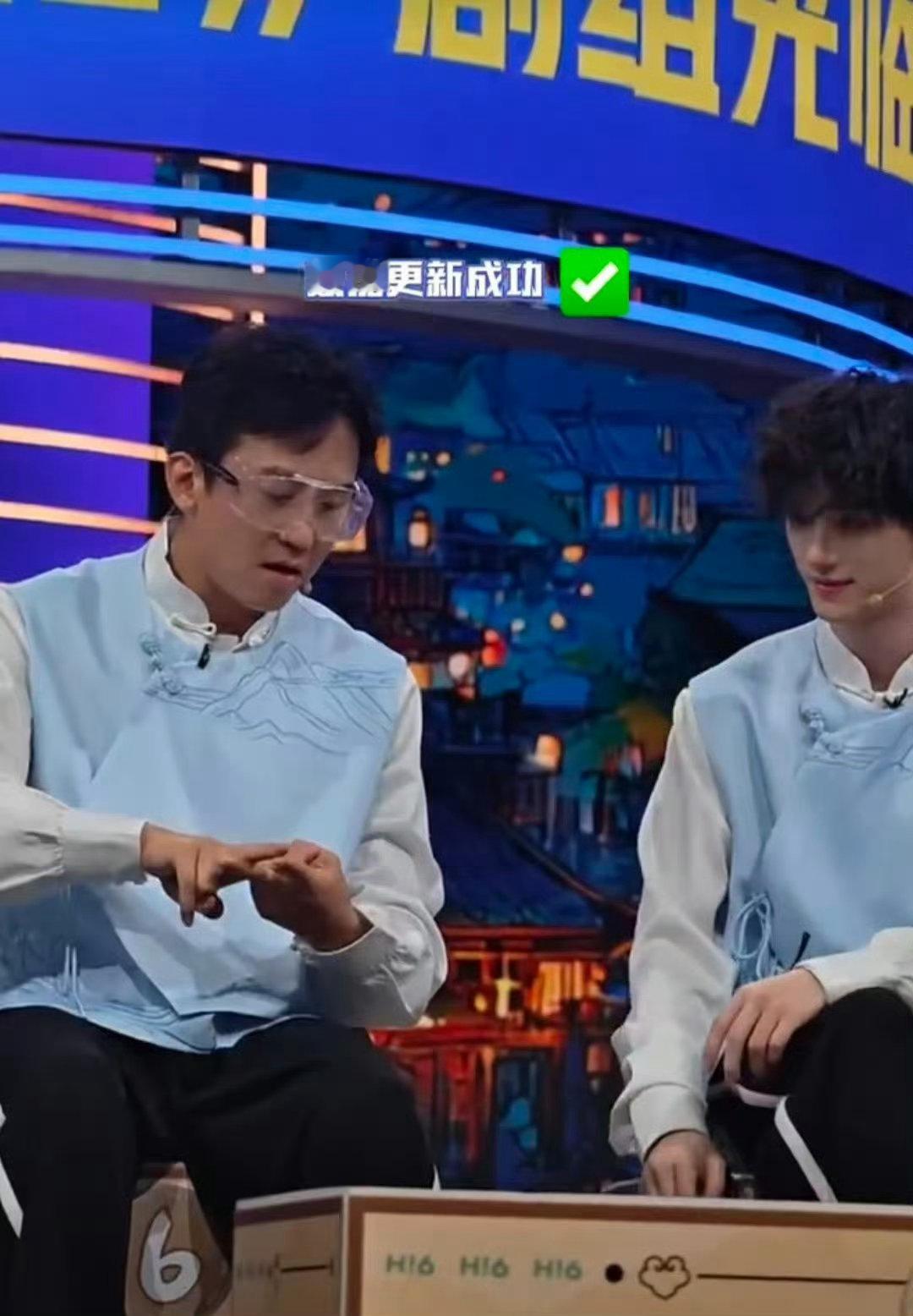 丁程鑫教邓超撒饭你好星期六 好六街这波快乐是邓超给的！他一来就开启撒饭模式，沉浸