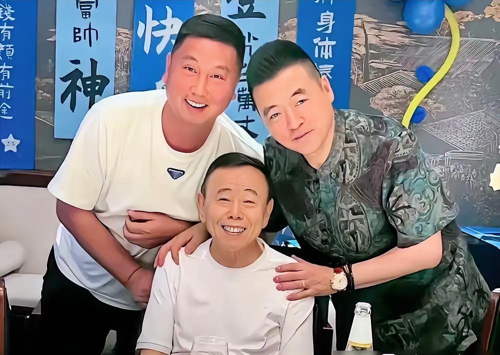 家人们，谁懂啊！潘长江69岁寿宴的包厢里，我看到了娱乐圈最真实的一幕！

不是吧