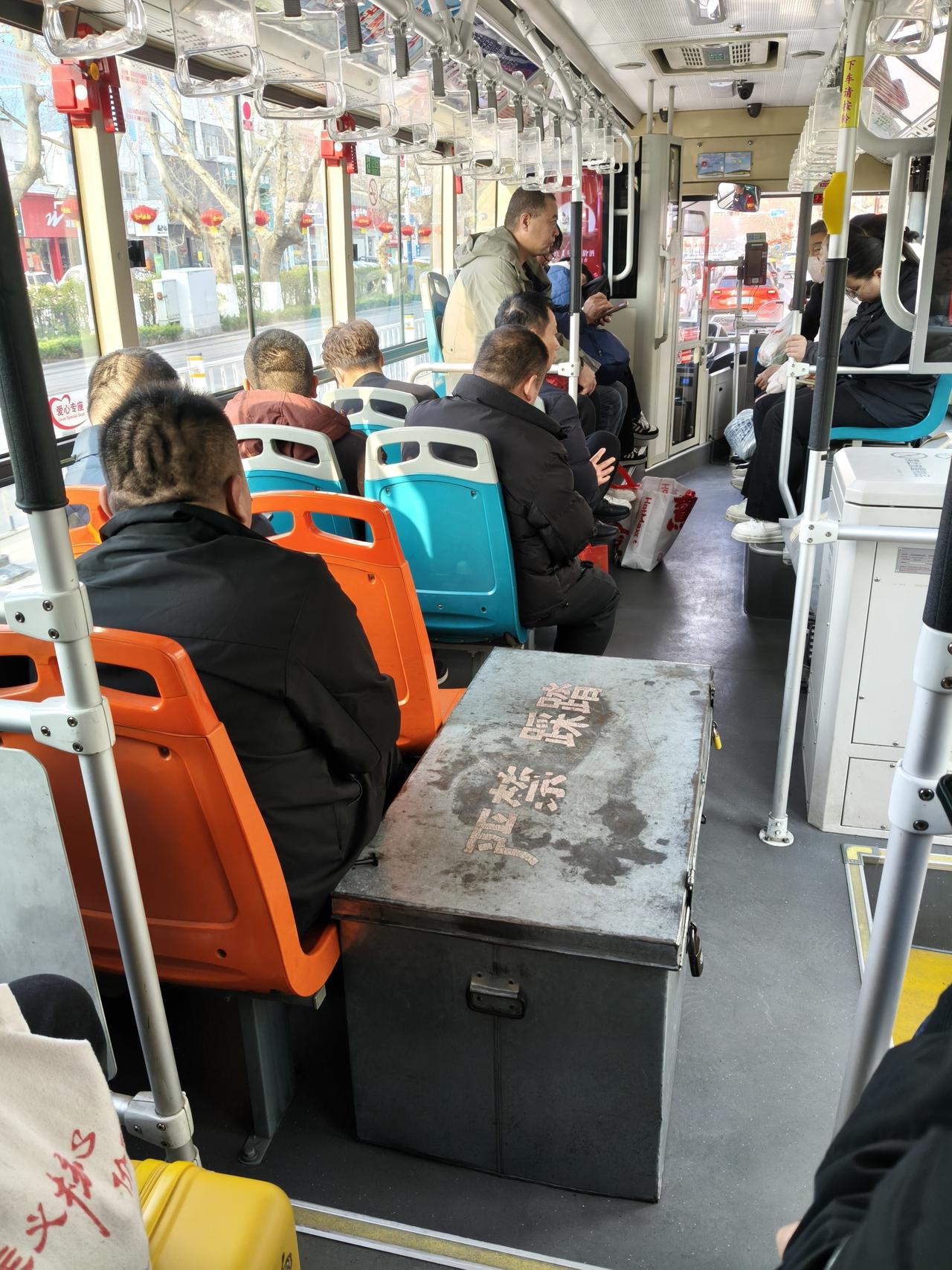 公交车上放这个大铁箱干吗用的？
   坐了一夜车，八点在兖卅下车乘免费公交，不明