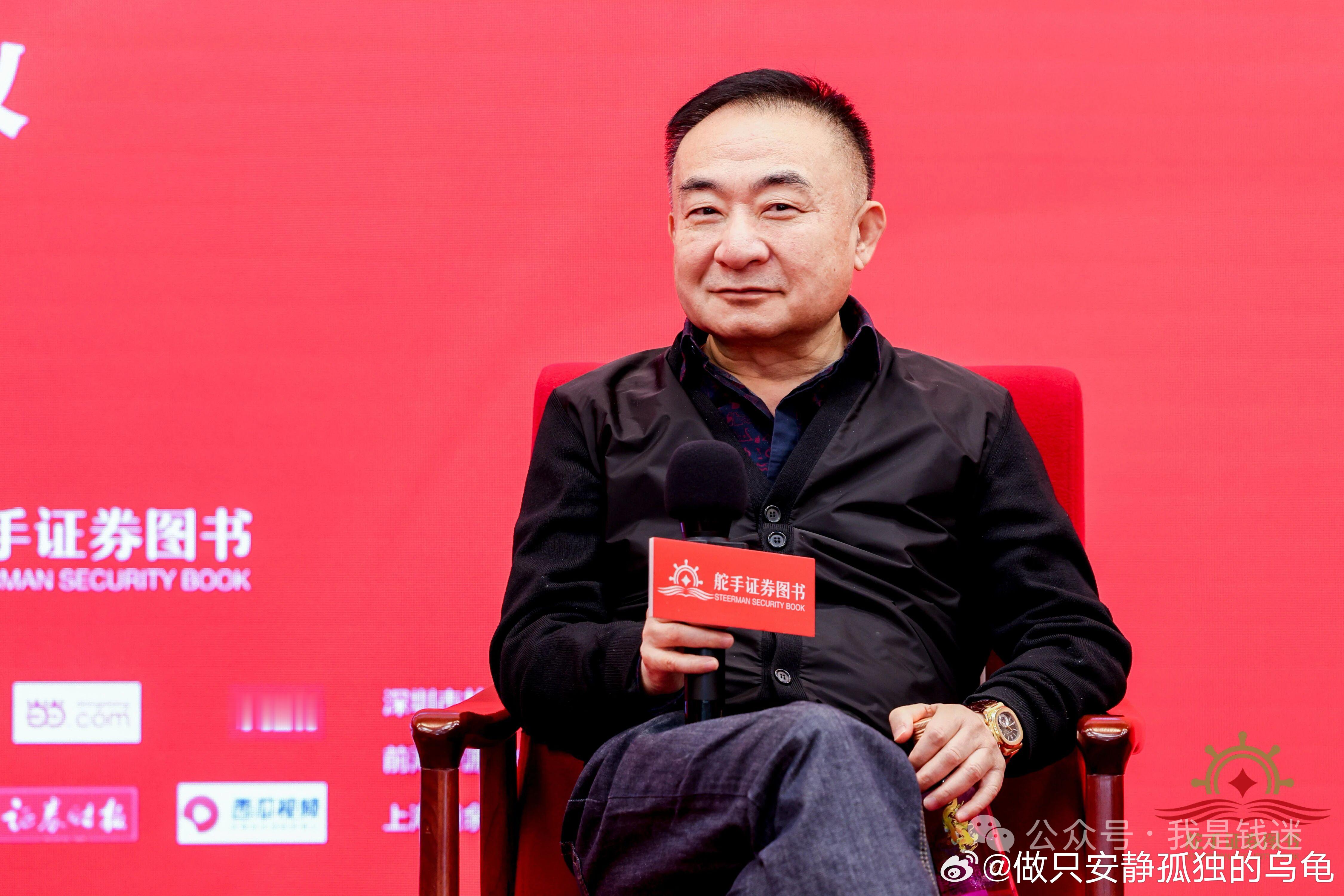 主持人：好啊。来随便拿一个。我们先把问题念一下，然后您可以简单的回答一下。哇喔说