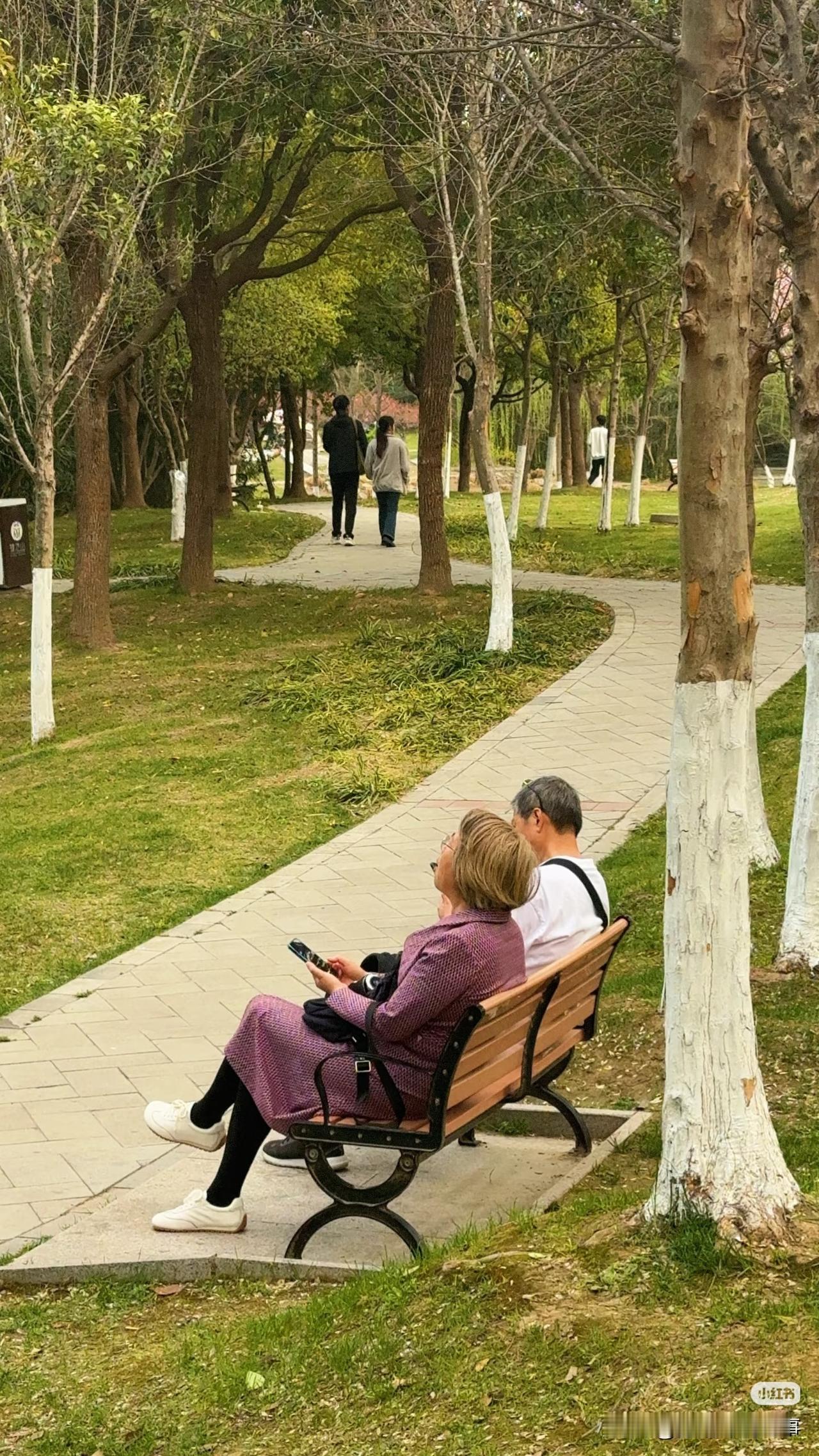 情感爆文：深夜的一条朋友圈，让我看清了20年的婚姻

那天晚上，我气得胸口发闷，