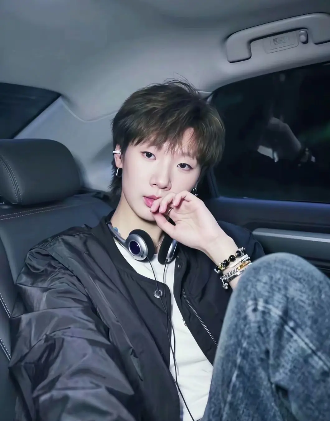 你胜过深夜的月亮，胜过冬日暖阳，……