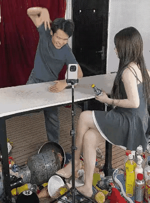 为了能够直播打赏，这一男一女配合的真好，合起伙来骗直播间的粉丝，我也不知道这些看