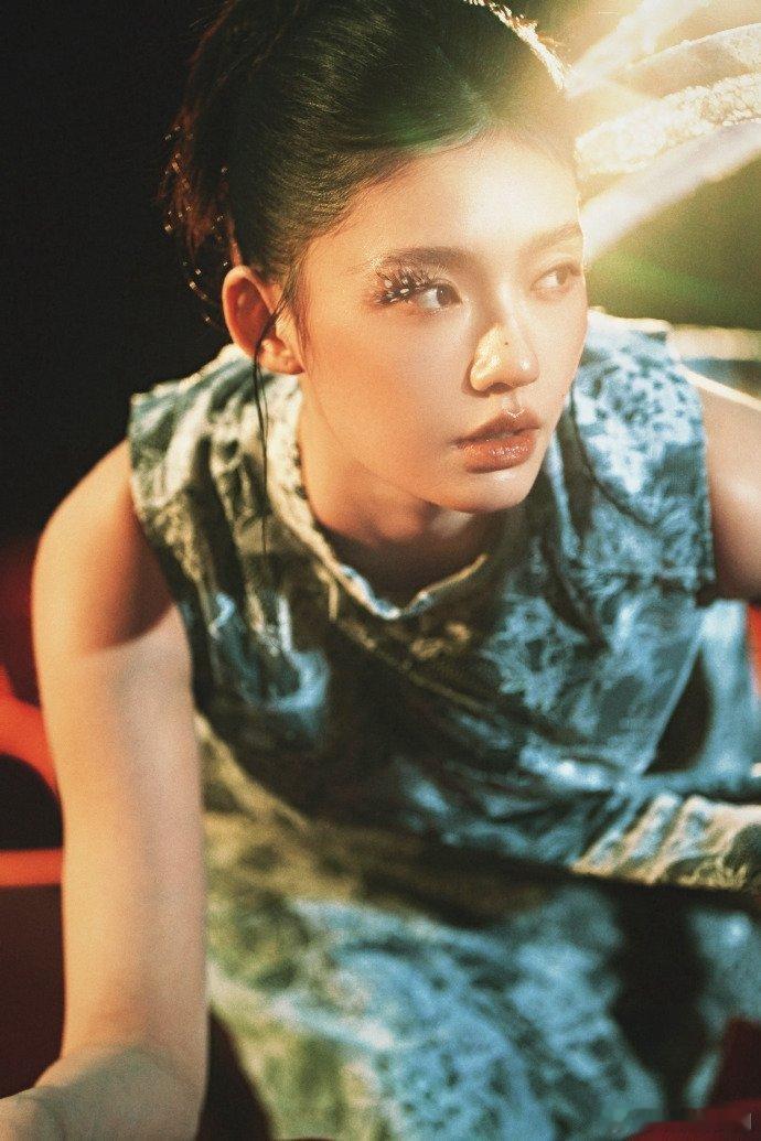 林允湿发半裸造型救命！林允这组湿发半裸大片真的美到失语，蓝瞳配湿发，像刚从海里出