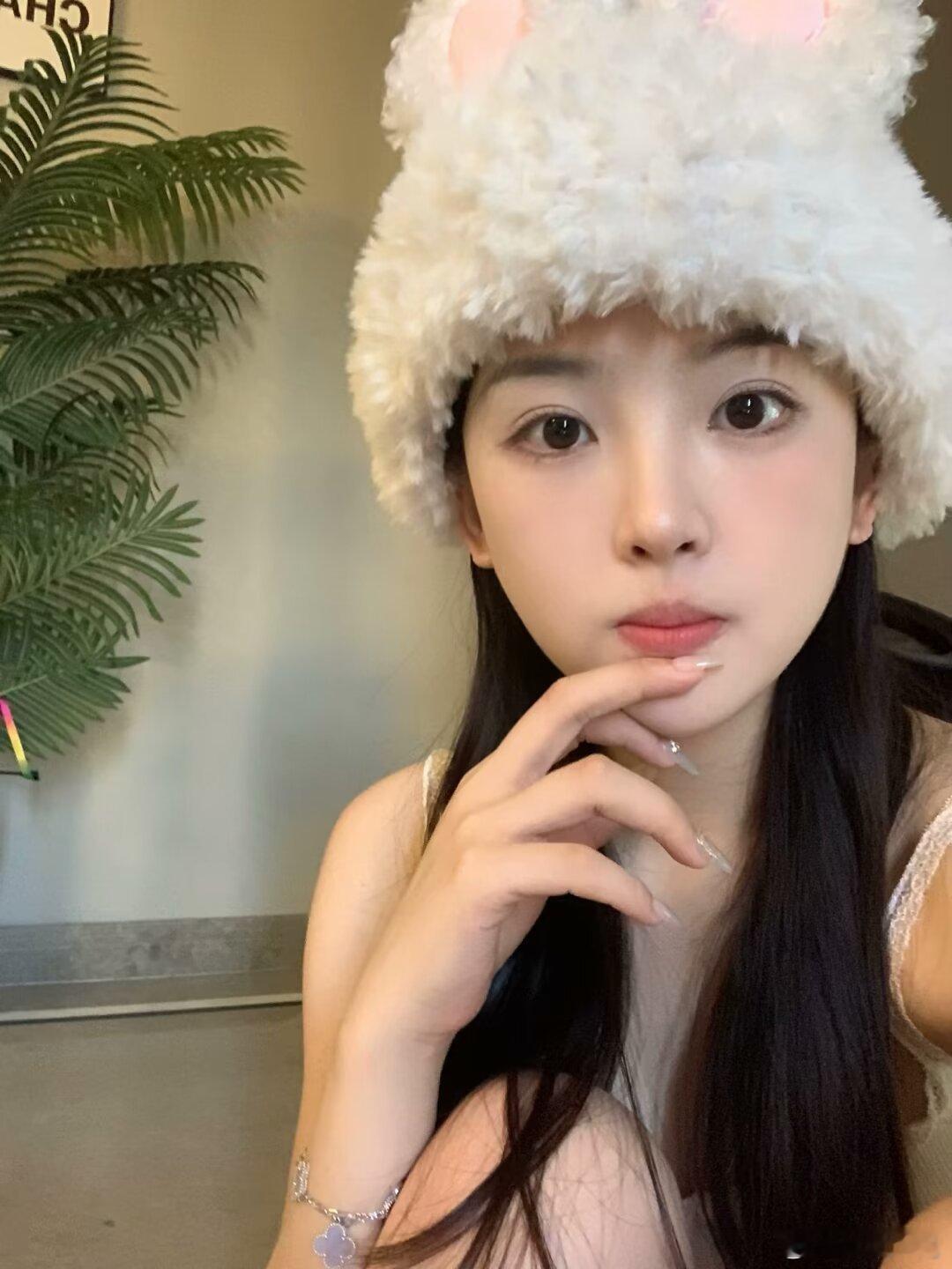 一些很适合当头像的自拍🤳或许会有人喜欢吗哈哈哈哈 (超小声) #头像# #女生