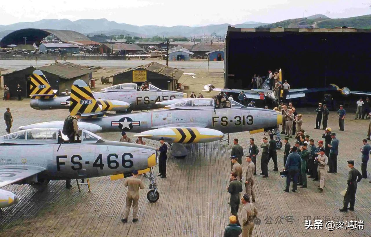 这幅历史照片展示的是朝鲜战争期间，美国空军（USAF）部署在韩国大邱空军基地（T