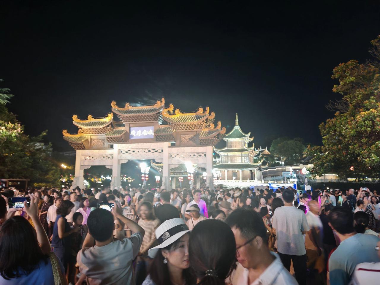 夜访贵阳甲秀楼，楼宇立于南明河鳌矶石上，始建于明代。建楼初衷希冀黔中文风蔚起、科