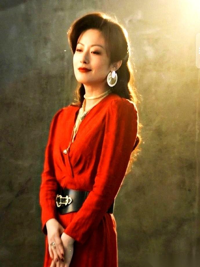 提起女演员徐百慧，就必须提她爸。

据说，就是这个男人，亲手“挡”住了女儿所有嫁