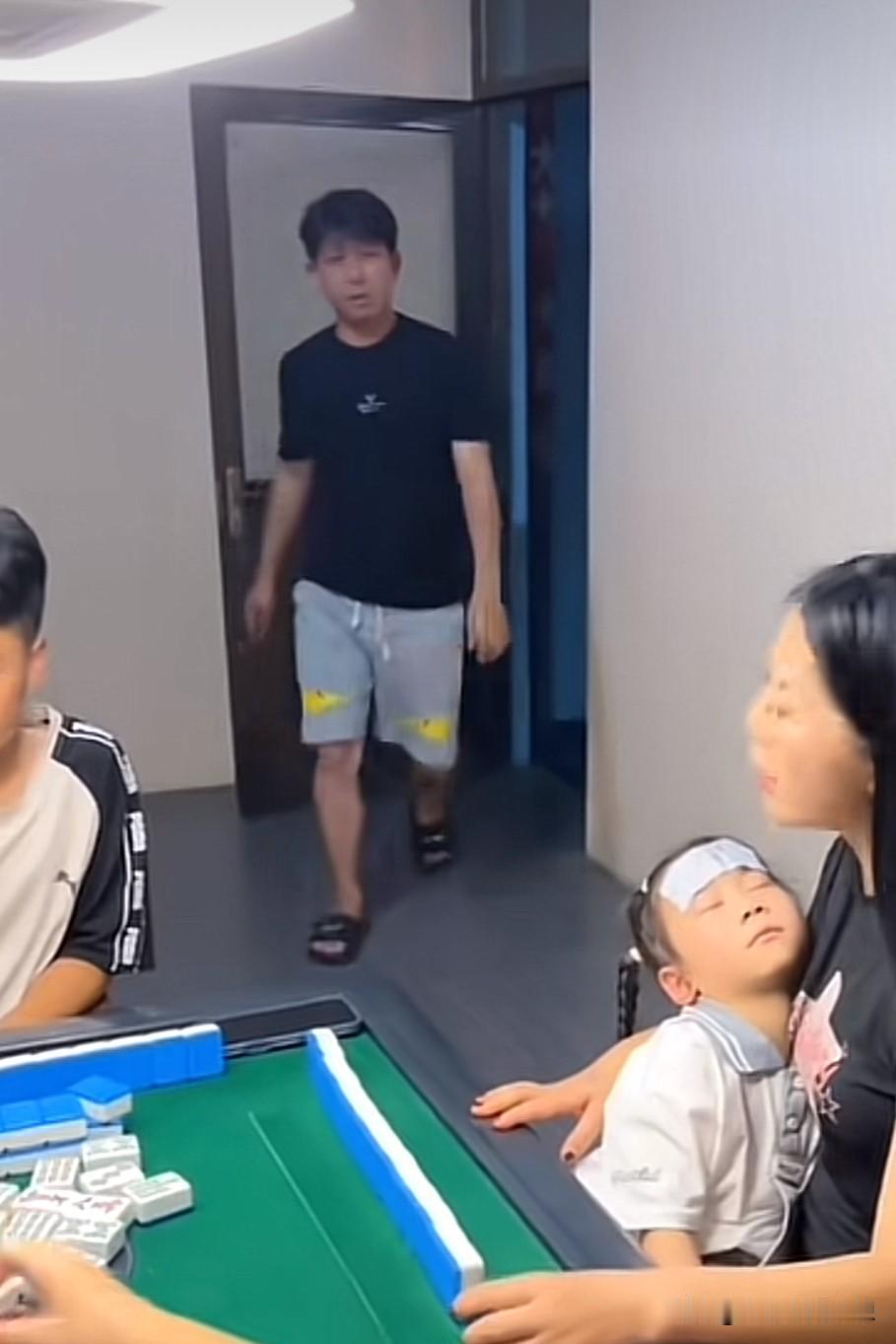 这样的女人是不是该打？抱着发烧的孩子打麻将，还嫌孩子太烦人！

老公过来先把孩子