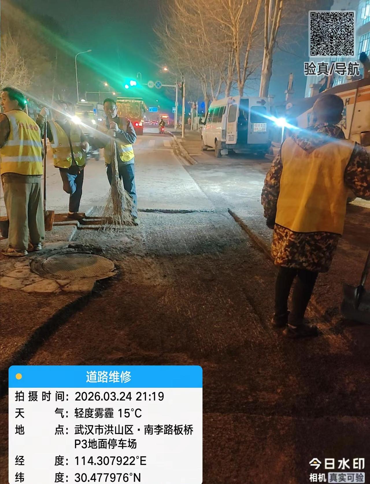 夜色里机器低鸣，沥青铺展成未干的诗行。微光映照工人的剪影，城市在静默中愈合伤口。