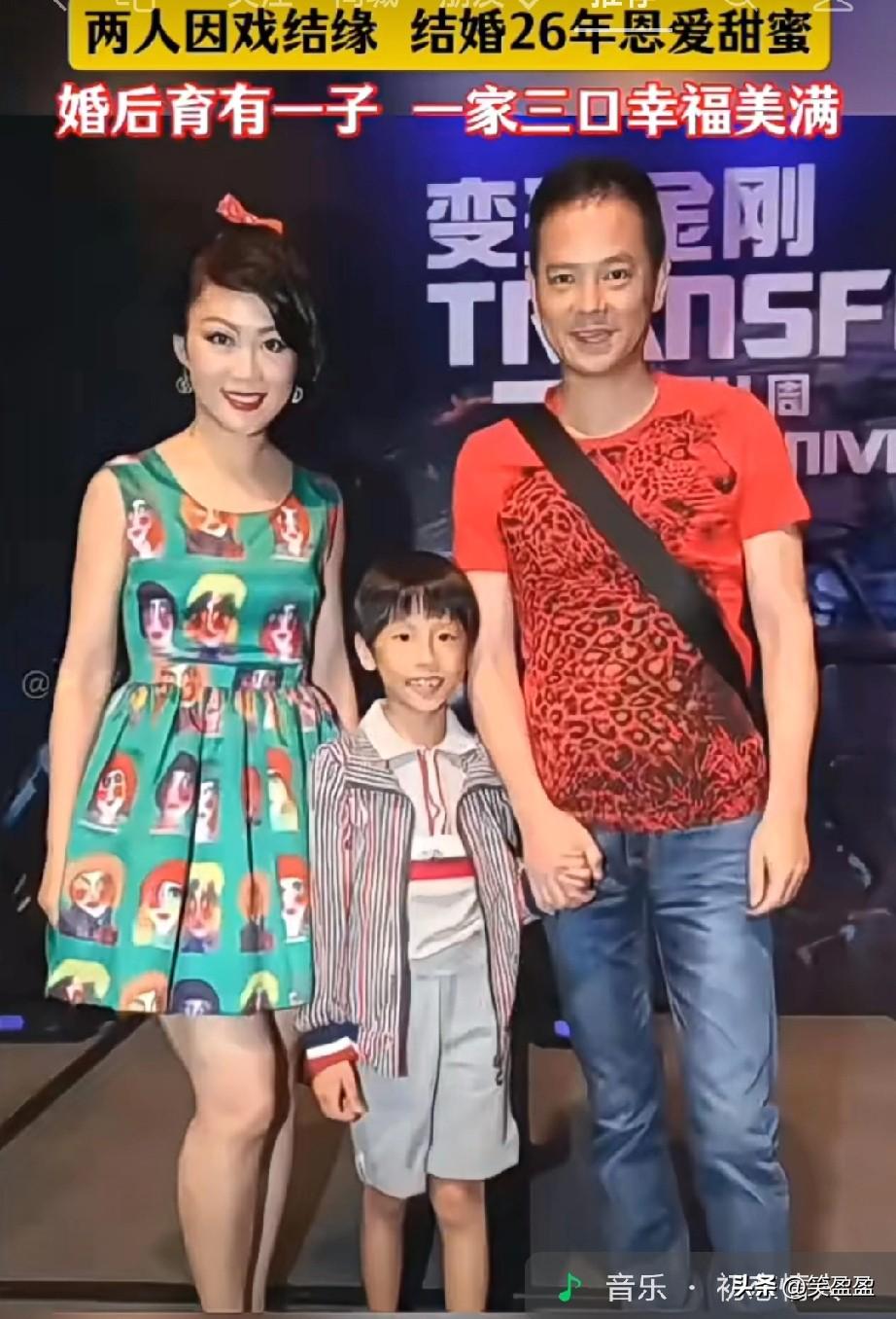 梁小冰与陈嘉辉的爱情，是娱乐圈中少见的细水长流——从戏里“仇人”到戏外夫妻，相濡