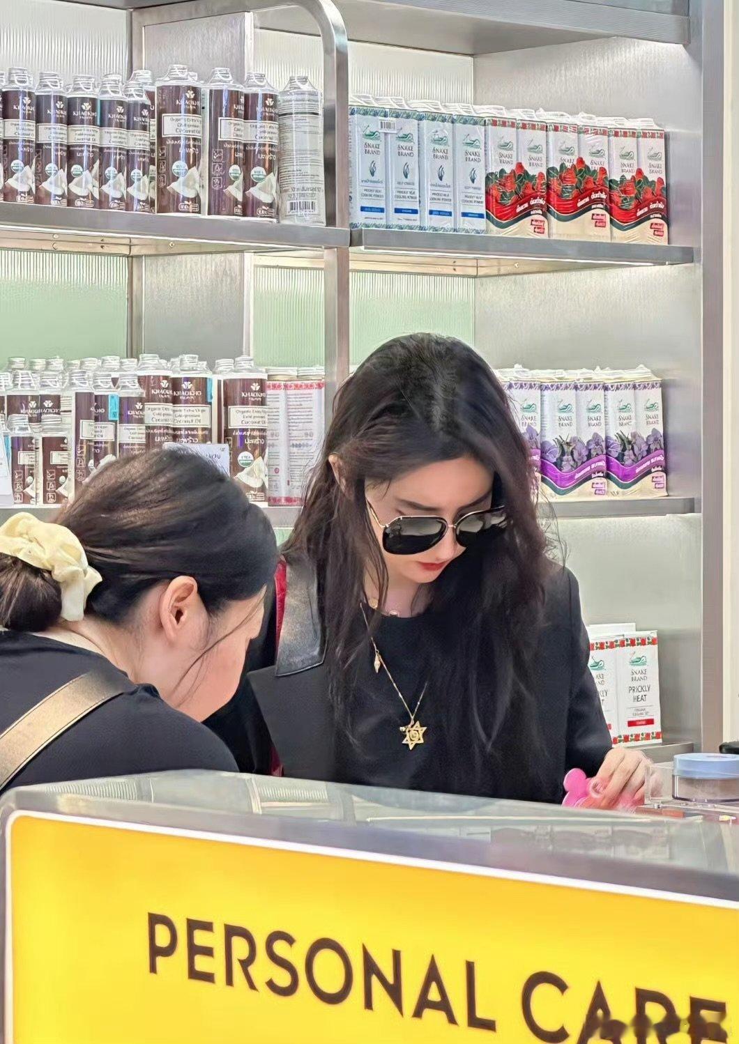 刘亦菲私底下也是小女孩来的刘亦菲好可爱啊，自拍被发现立刻不拍了 
