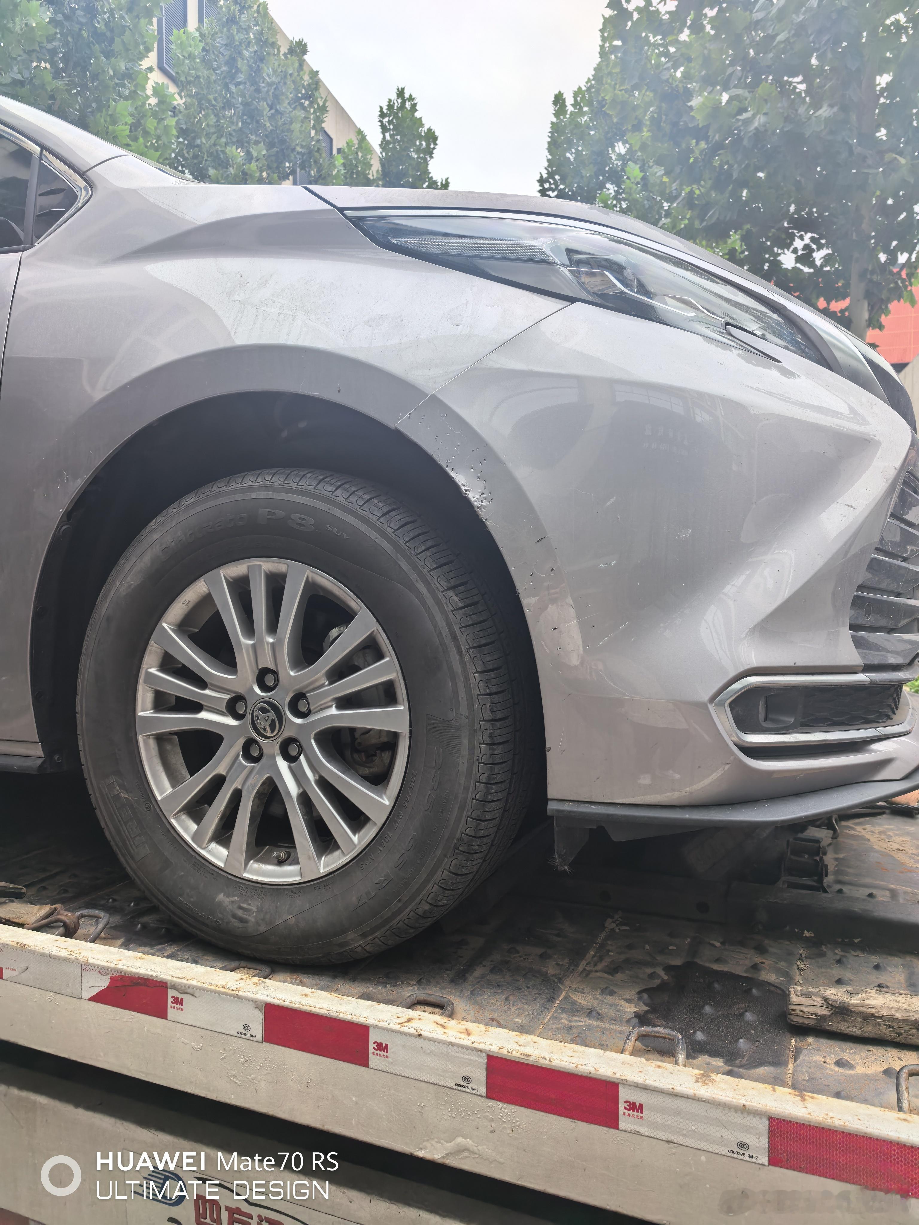 隔壁老板的车，在园区里好好的，被狗给咬了。。。没招走保险吧，去定损，又赶上丰台下