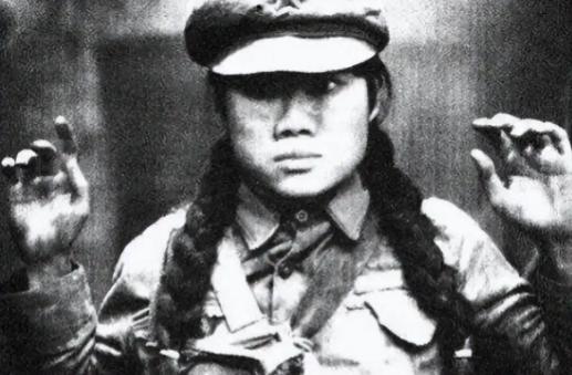 1951年，美军在朝鲜战场上俘获一名瘦弱的志愿军战士，脱下她的衣服后，全营人员都