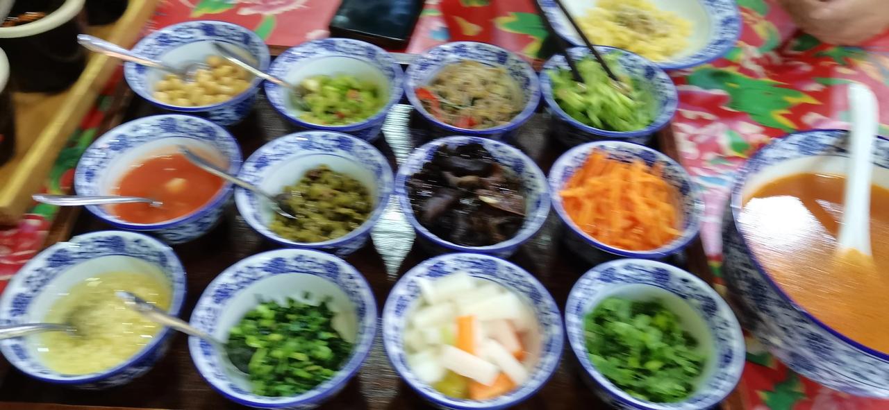 吃过自助餐，但还是第一次吃自助面条。这个中秋节的夜晚我们在嘉峪关度过。国人过节都