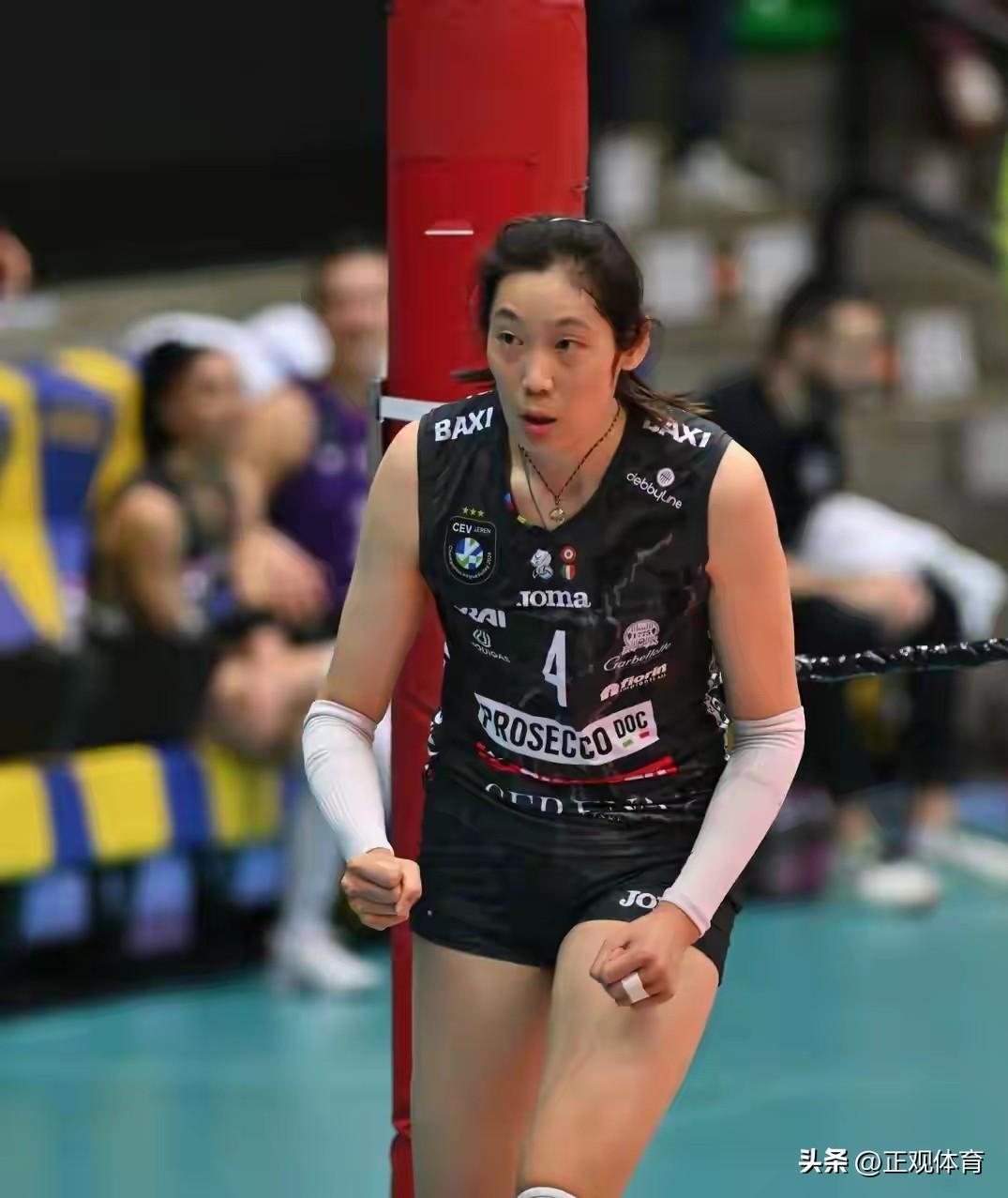 【球队输了，朱婷赢了】
今天凌晨结束的欧冠1/4决赛，科内2：3输给了对手泽仁体