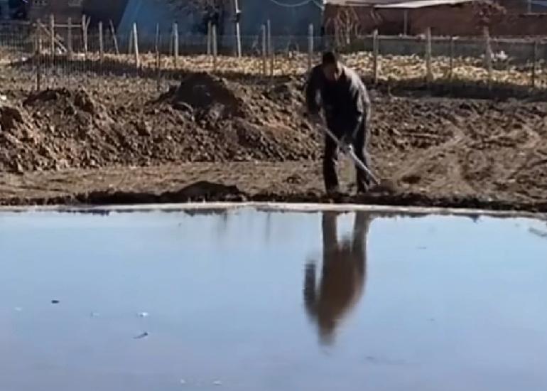 一位辽宁的老爷子为了能在过年陪自己的孙子一起玩，现在已经累的脚打后脑勺了
一位网