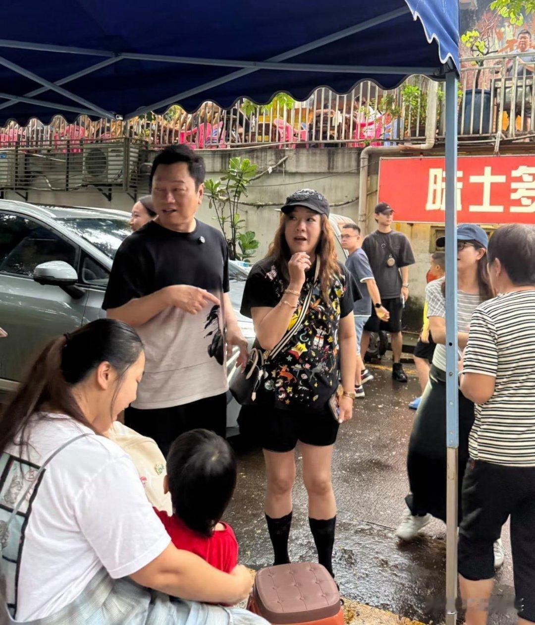 62岁黎耀祥和老婆梁耀莲现身广东佛山一家大排档吃海鲜火锅。 ​​​